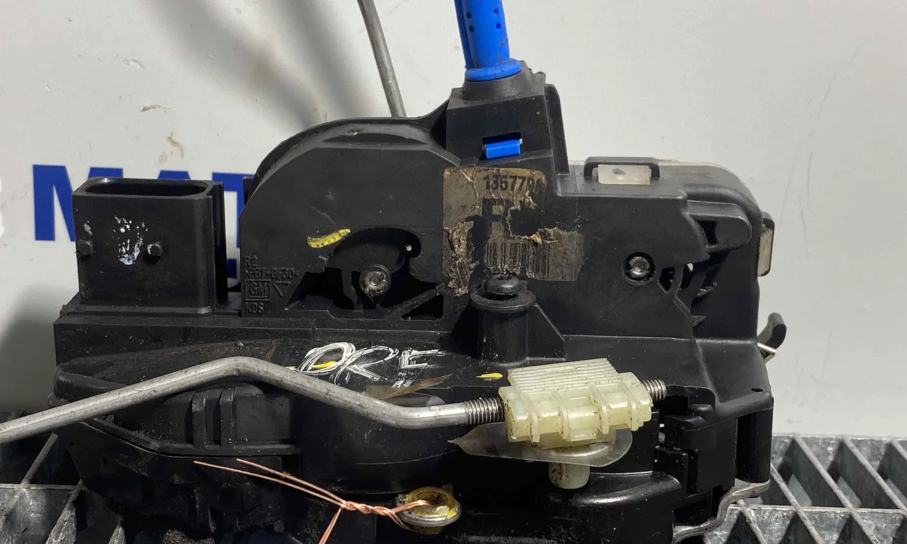 INCUIETOARE USA FATA DREAPTA OPEL ASTRA J 2009-2016