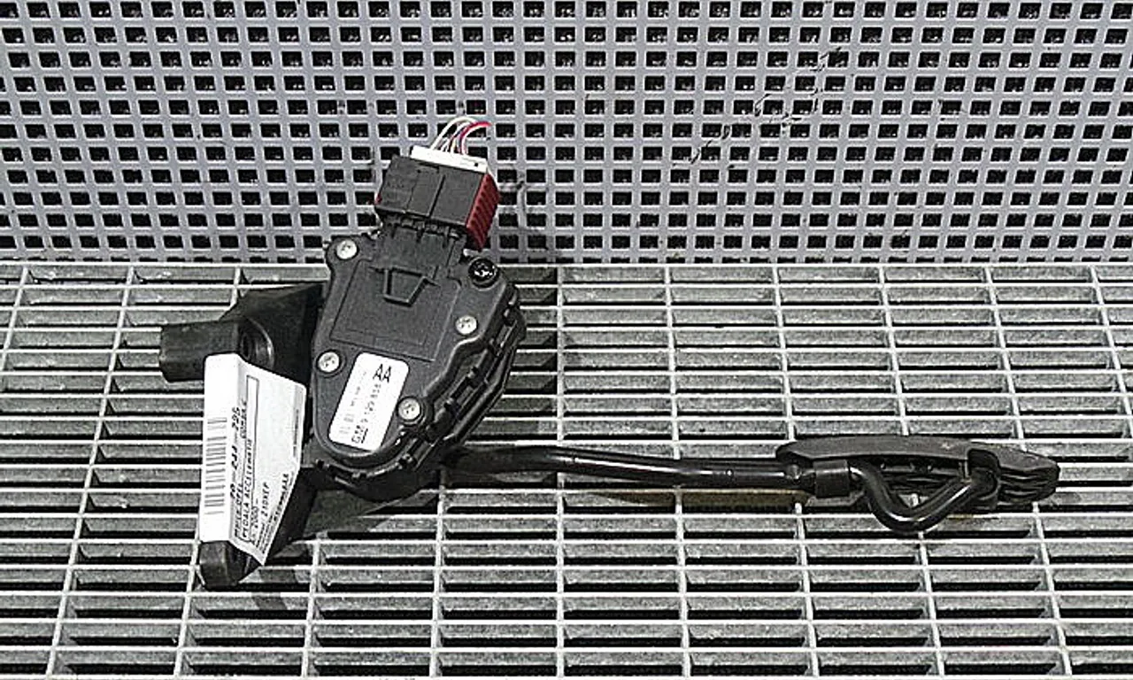 PEDALA ACCELERATIE OPEL CORSA C 2000-2009
