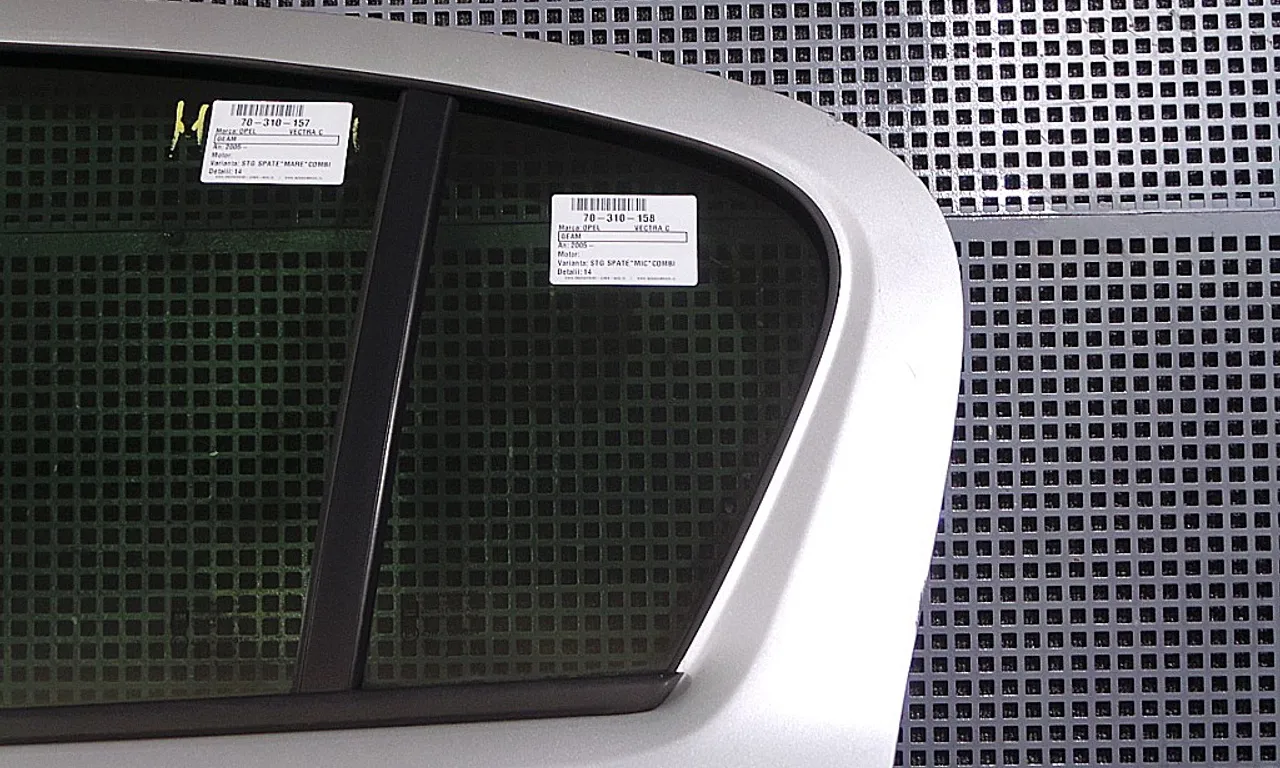 GEAM SPATE MIC STANGA OPEL CORSA D 2006-2015