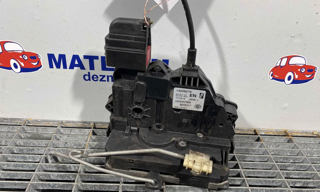 INCUIETOARE USA FATA DREAPTA OPEL CORSA D 2006-2015