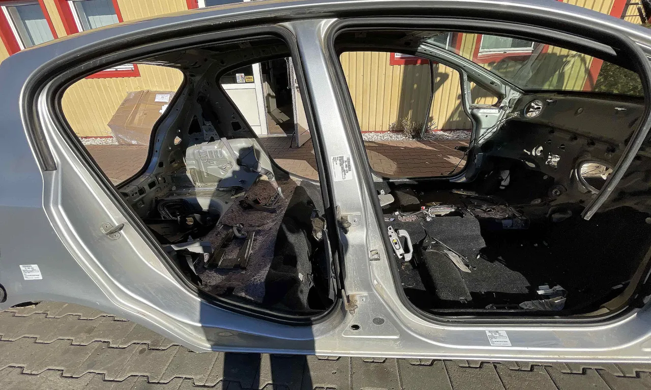STALP MIJLOC DREAPTA OPEL CORSA D 2006-2015