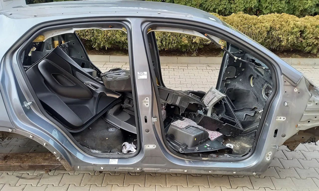 STALP MIJLOC DREAPTA OPEL MOKKA / MOKKA X 2012-2019