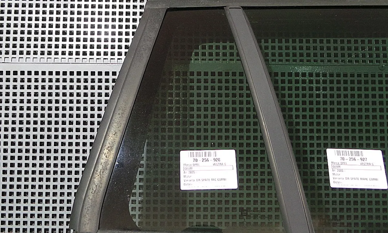GEAM SPATE MIC DREAPTA OPEL VECTRA C 2003-2009