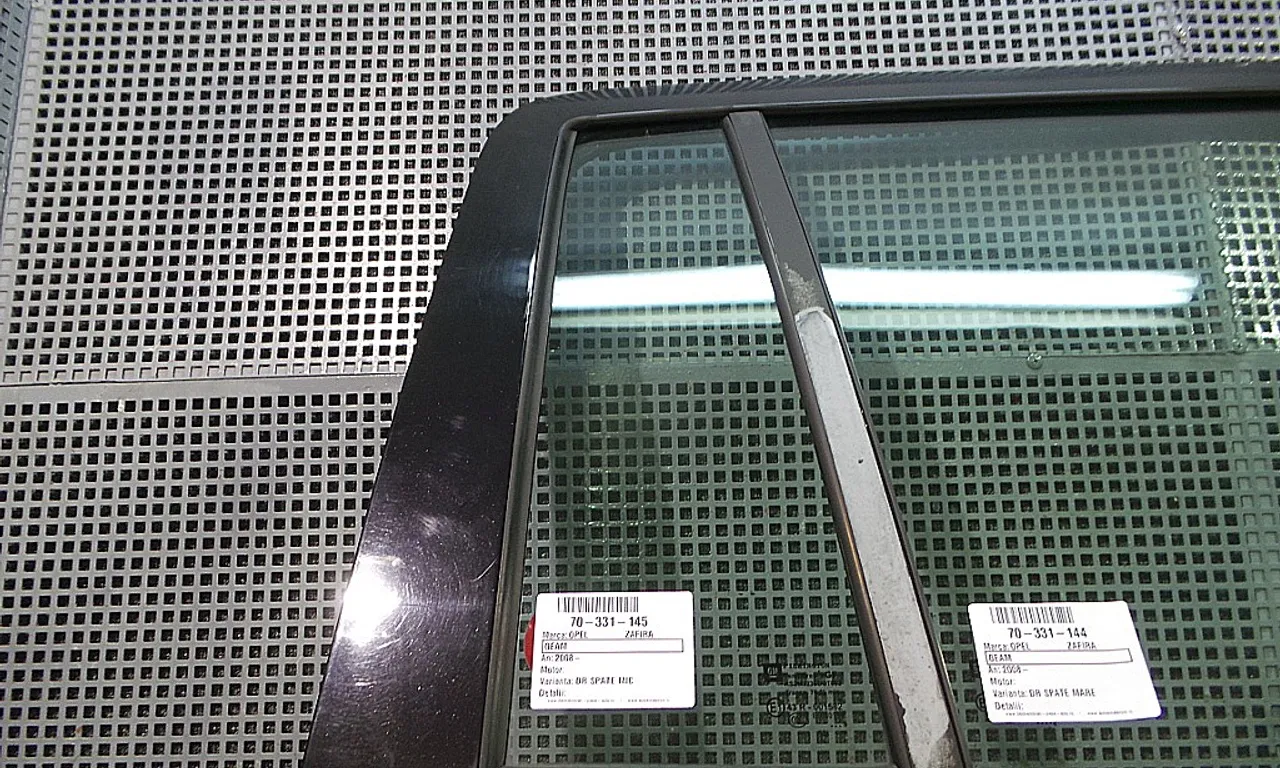 GEAM SPATE MIC DREAPTA OPEL ZAFIRA B 2005-2015