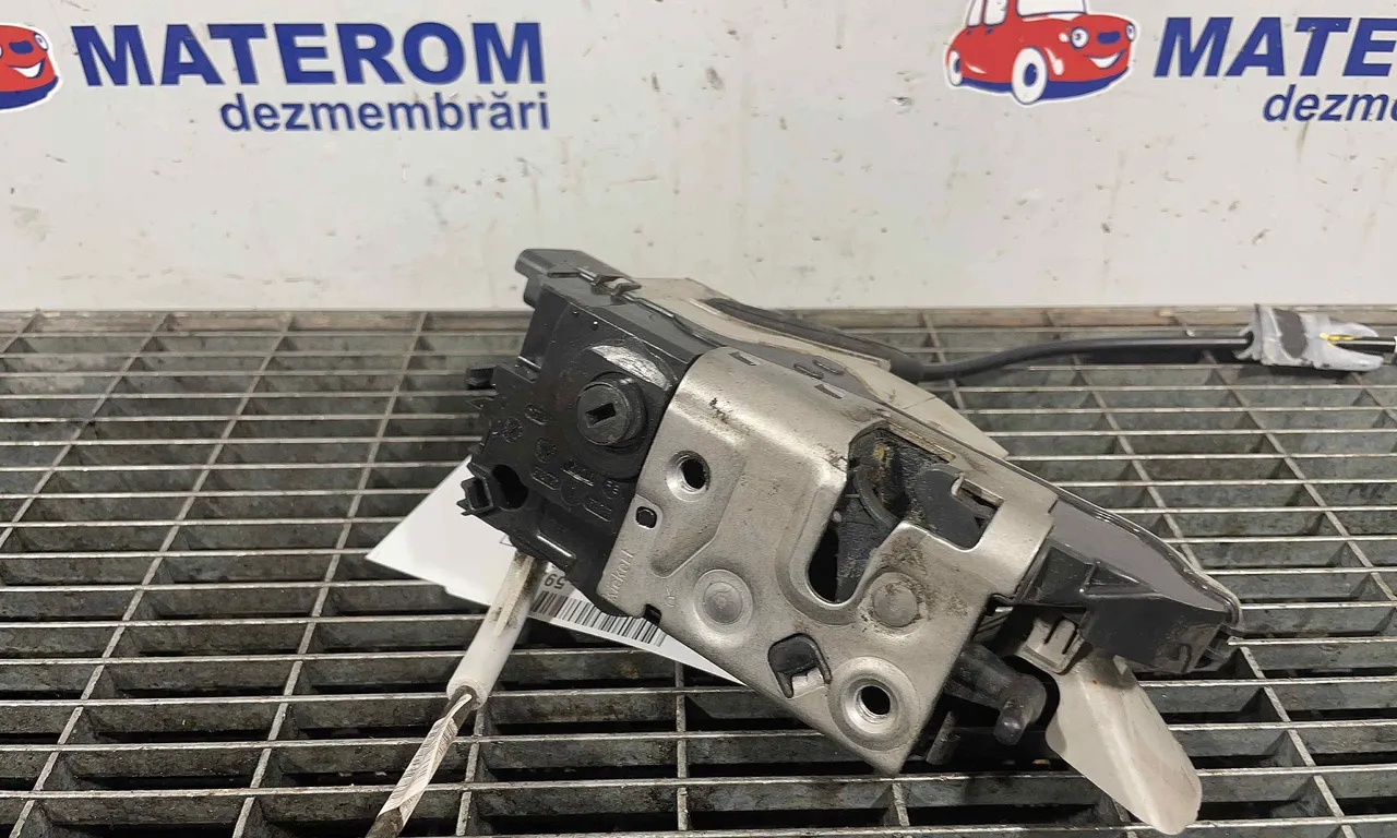 INCUIETOARE USA FATA DREAPTA PEUGEOT 2008 I 2013-2018