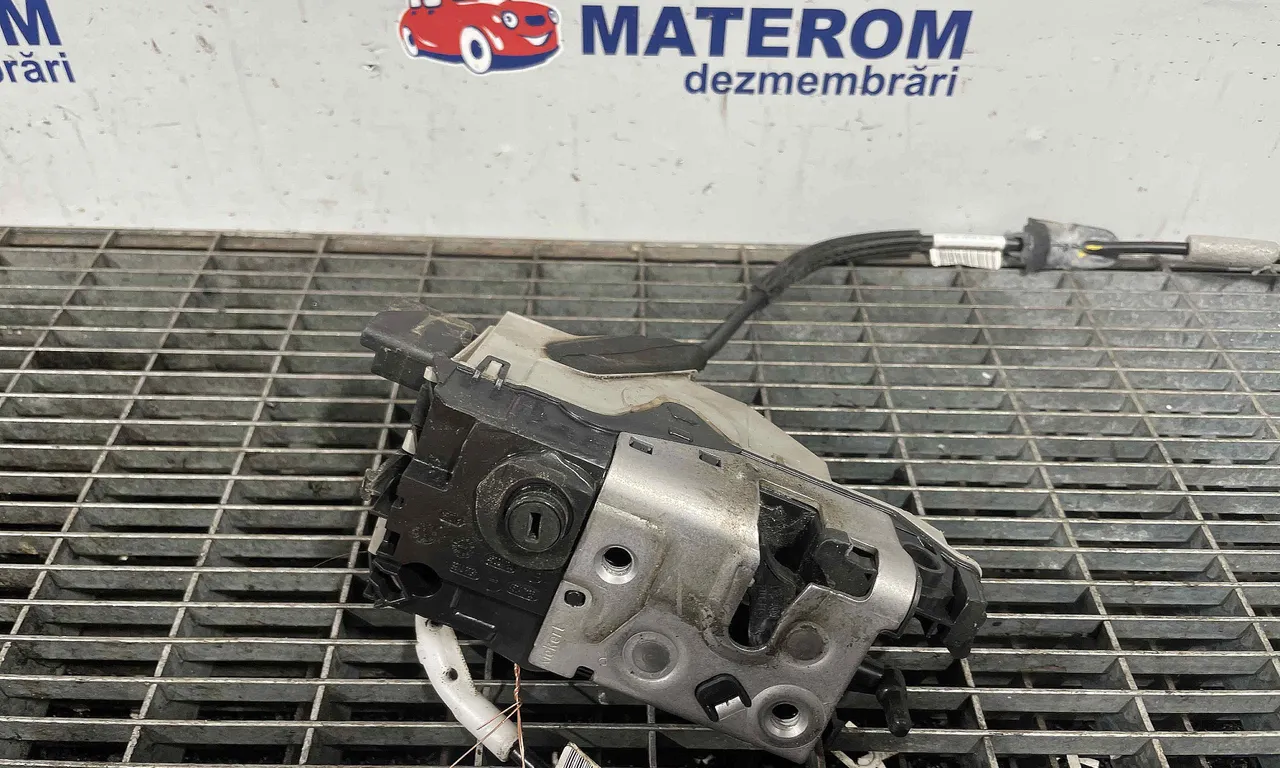 INCUIETOARE USA SPATE DREAPTA PEUGEOT 2008 I 2013-2018