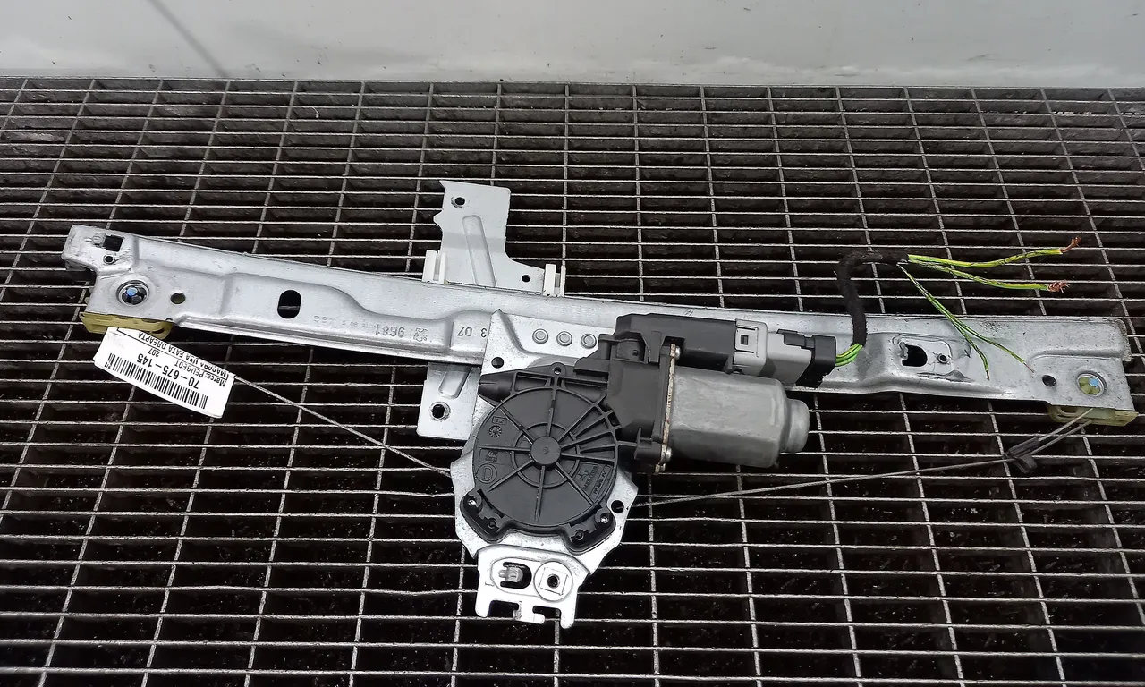 MACARA USA FATA DREAPTA PEUGEOT 207 2006-2015