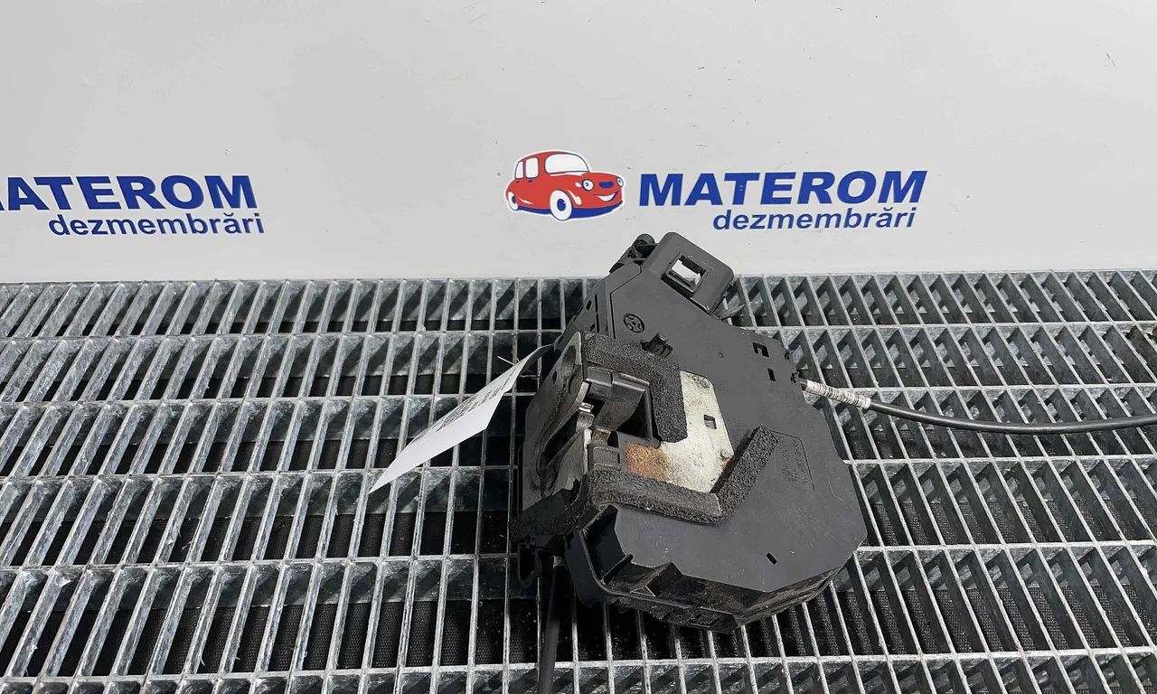 INCUIETOARE USA SPATE DREAPTA RENAULT CAPTUR I 2013-2016