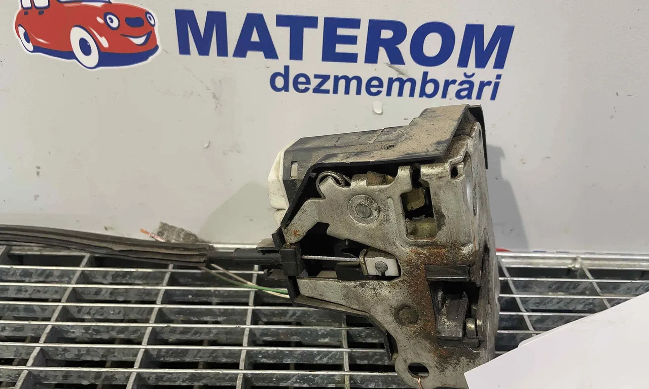 INCUIETOARE USA FATA DREAPTA RENAULT CLIO III 2005-2014