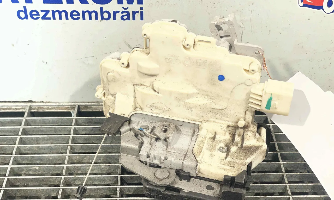 INCUIETOARE USA SPATE DREAPTA SEAT ALTEA 2004-2015