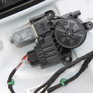 Motoras macara usa stanga fata