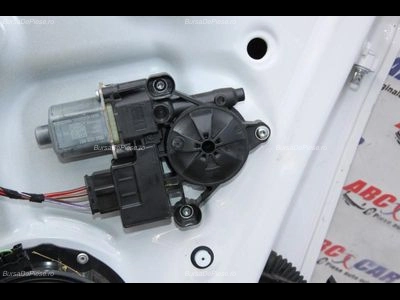 Motoras macara usa stanga spate