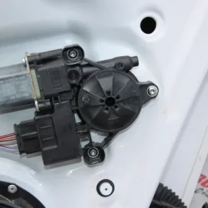 Motoras macara usa stanga spate