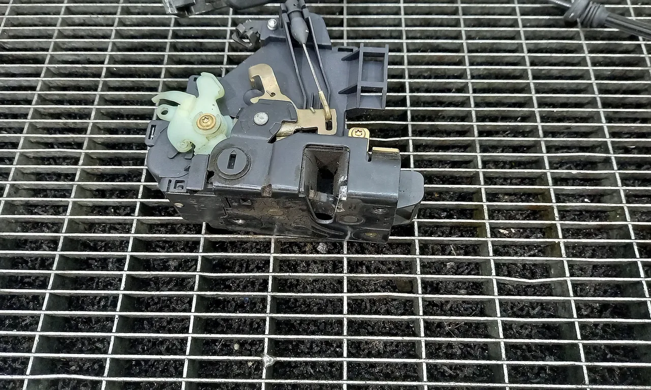 INCUIETOARE USA SPATE STANGA SKODA FABIA I 2000-2007