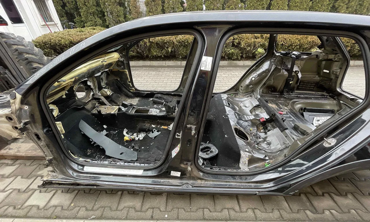 STALP MIJLOC STANGA SKODA OCTAVIA III 2012-2021