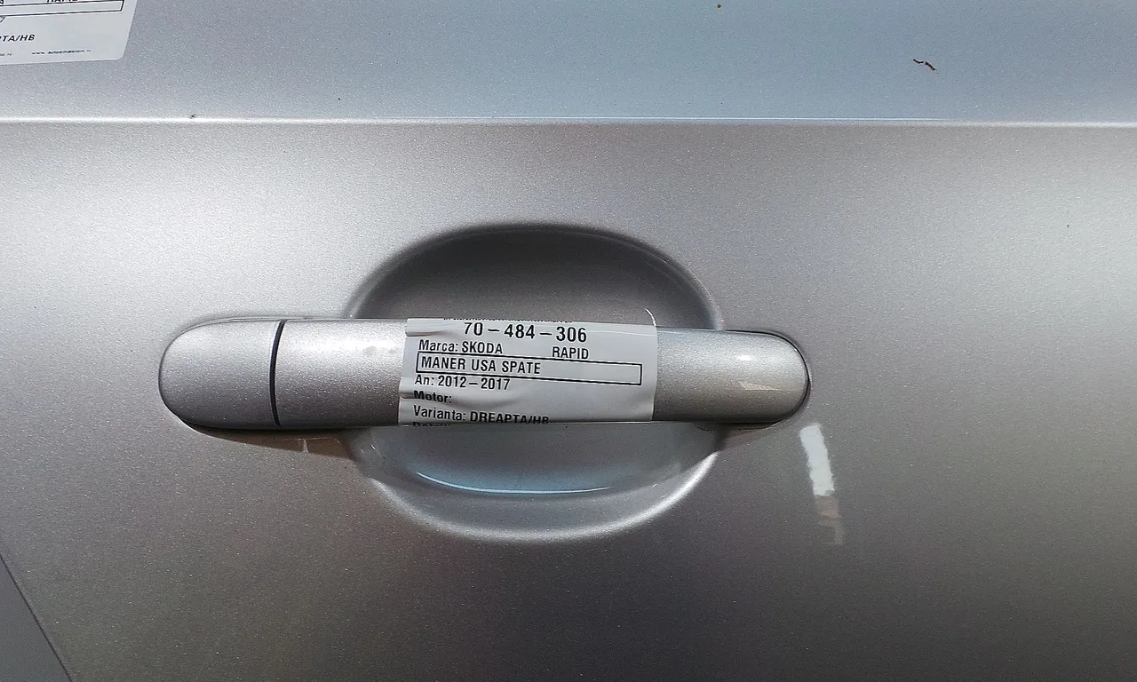 MANER USA SPATE DREAPTA SKODA RAPID 2011-2017