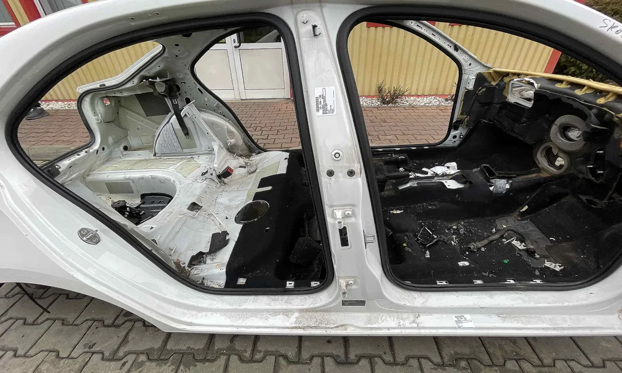 STALP MIJLOC DREAPTA SKODA RAPID 2011-2017