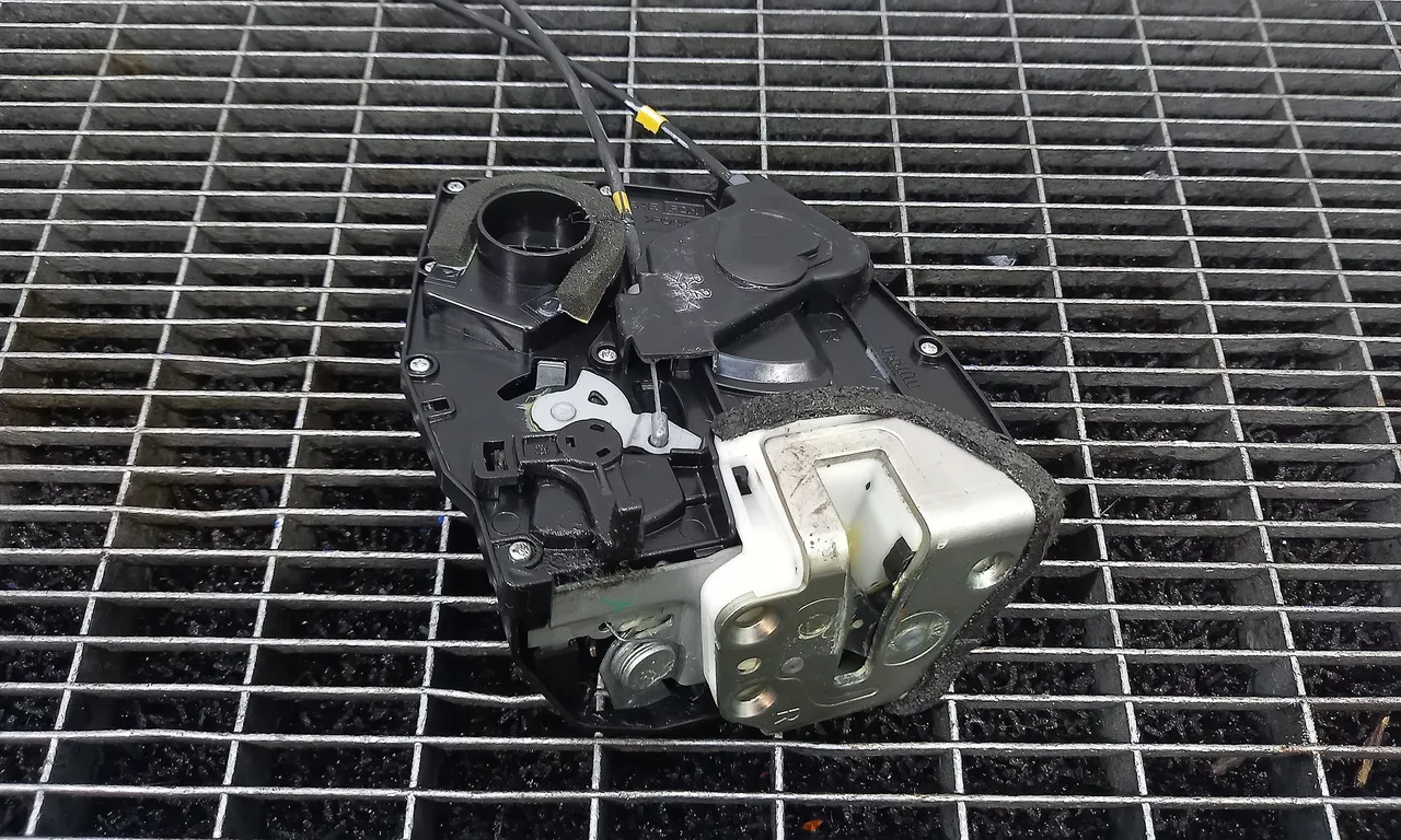 INCUIETOARE USA SPATE DREAPTA SUZUKI SWIFT III 2005-2010
