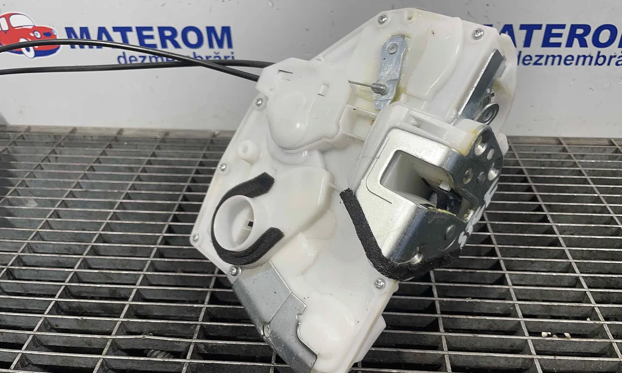 INCUIETOARE USA FATA STANGA SUZUKI SWIFT IV 2010-2016
