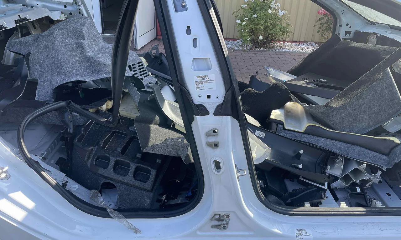 STALP MIJLOC DREAPTA TESLA MODEL 3 2017-2023