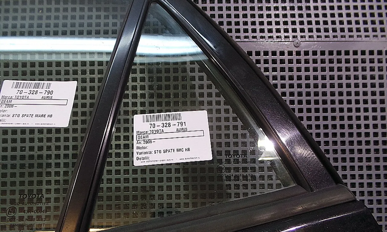 GEAM SPATE MIC STANGA TOYOTA AURIS 2006-2013