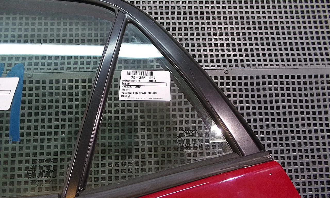 GEAM SPATE MIC STANGA TOYOTA AURIS 2006-2013