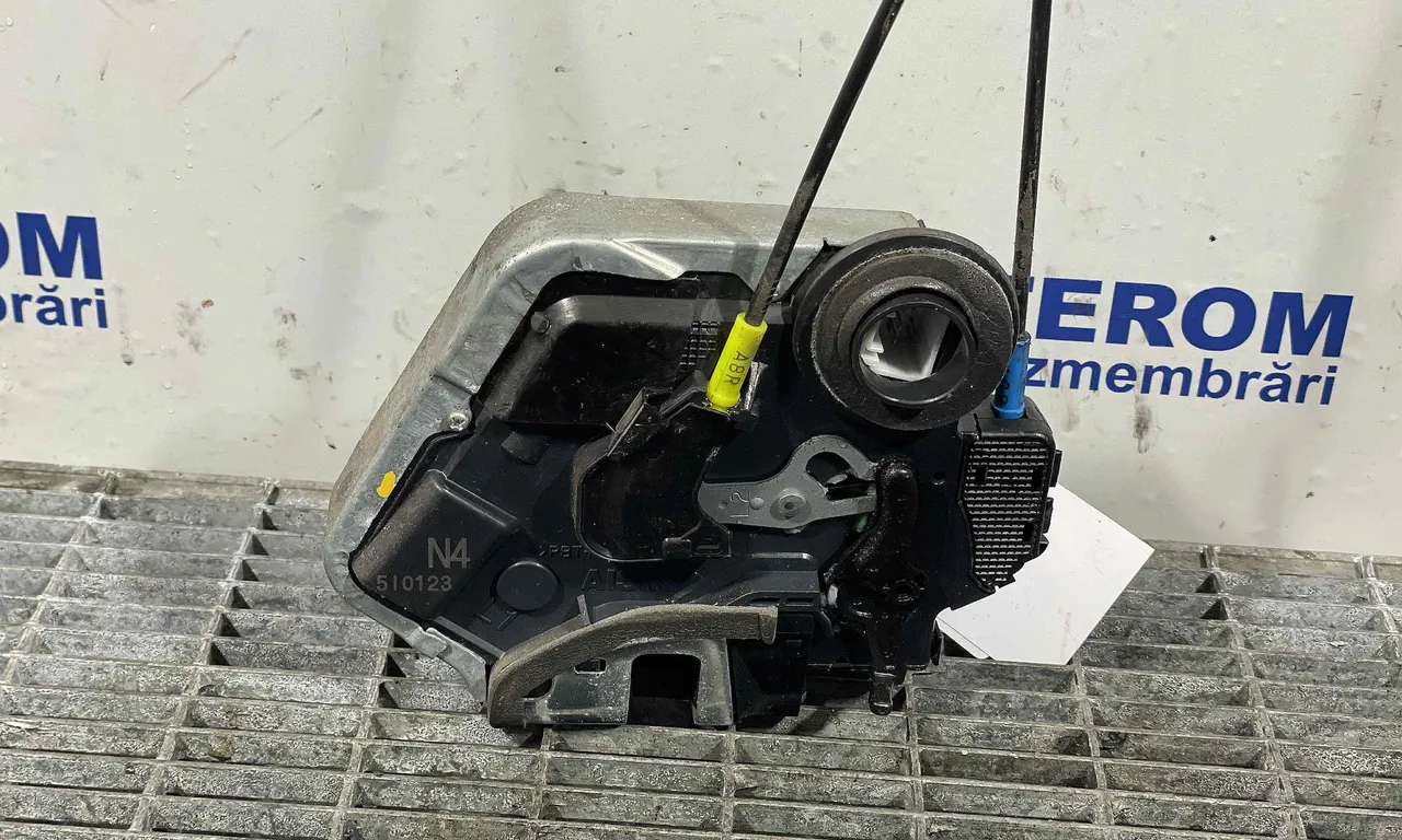 INCUIETOARE USA SPATE STANGA TOYOTA AURIS 2012-2019