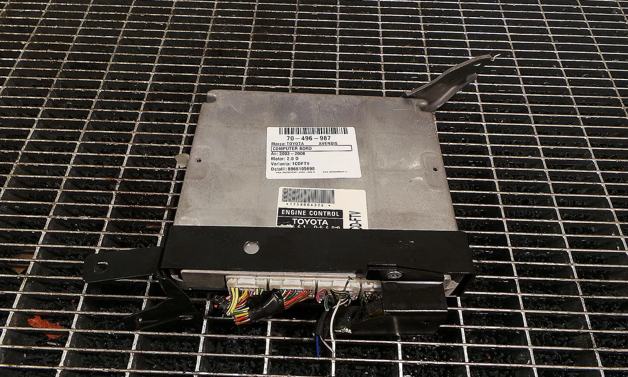 CALCULATOR MOTOR TOYOTA AVENSIS 2003-2008
