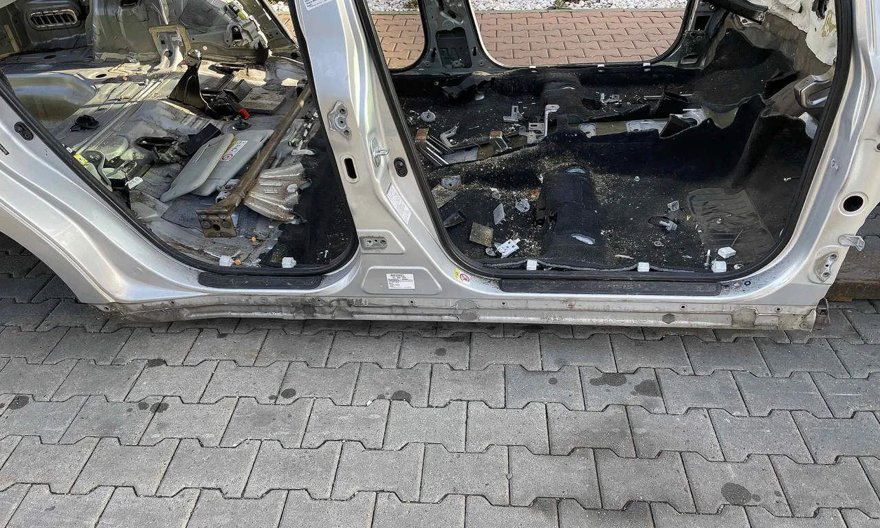PRAG DREAPTA TOYOTA AVENSIS 2008-2018