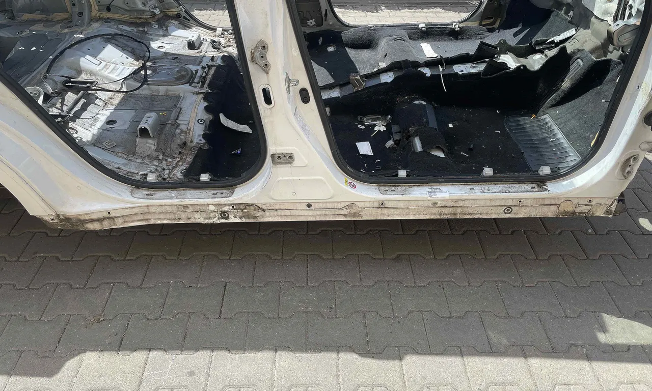 PRAG DREAPTA TOYOTA AVENSIS 2008-2018