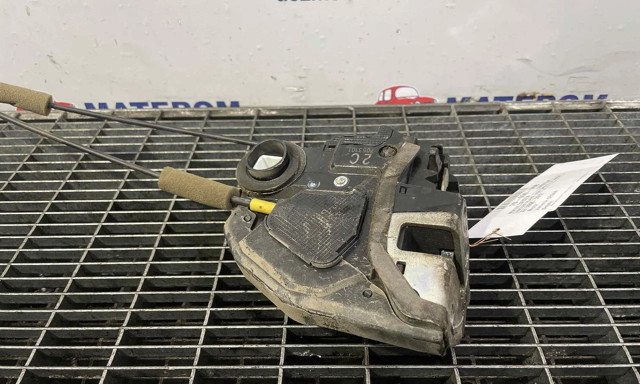 INCUIETOARE USA SPATE STANGA TOYOTA COROLLA 2006-2012