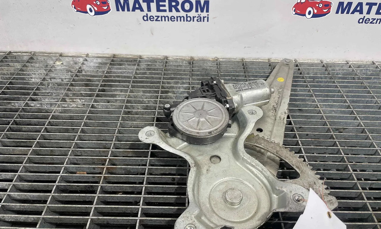 MACARA USA SPATE STANGA TOYOTA HILUX VII 2004-2016