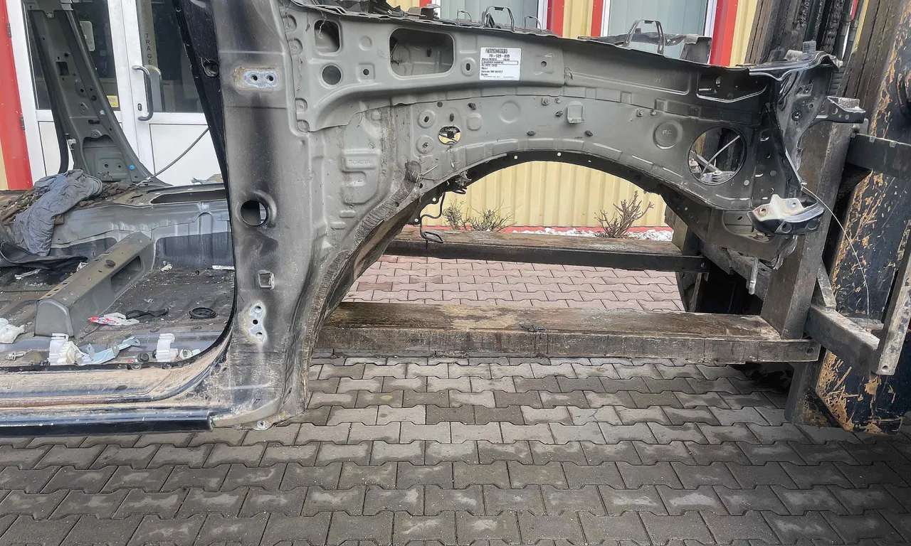 LONJERON DREAPTA TOYOTA HILUX VIII 2015-2020