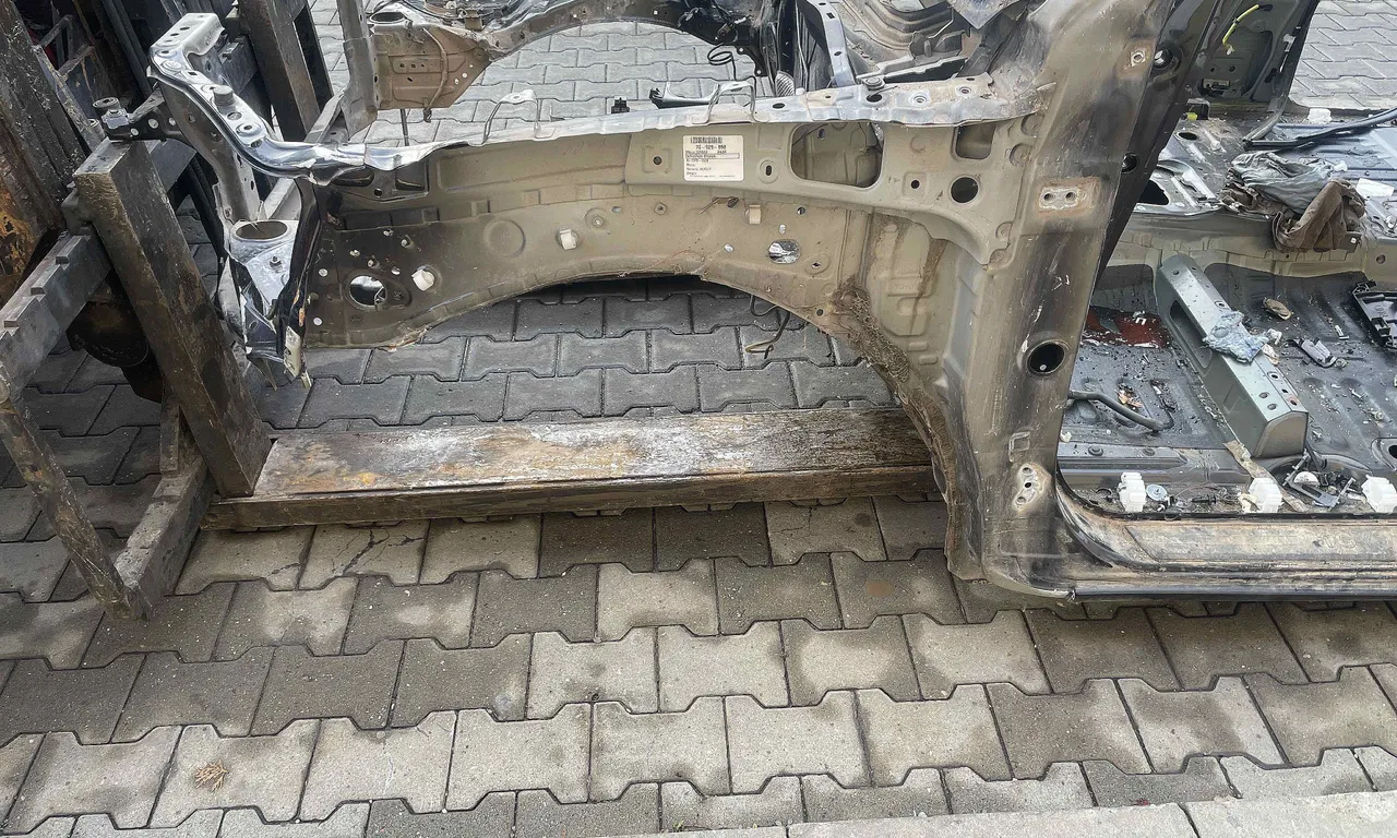 LONJERON STANGA TOYOTA HILUX VIII 2015-2020