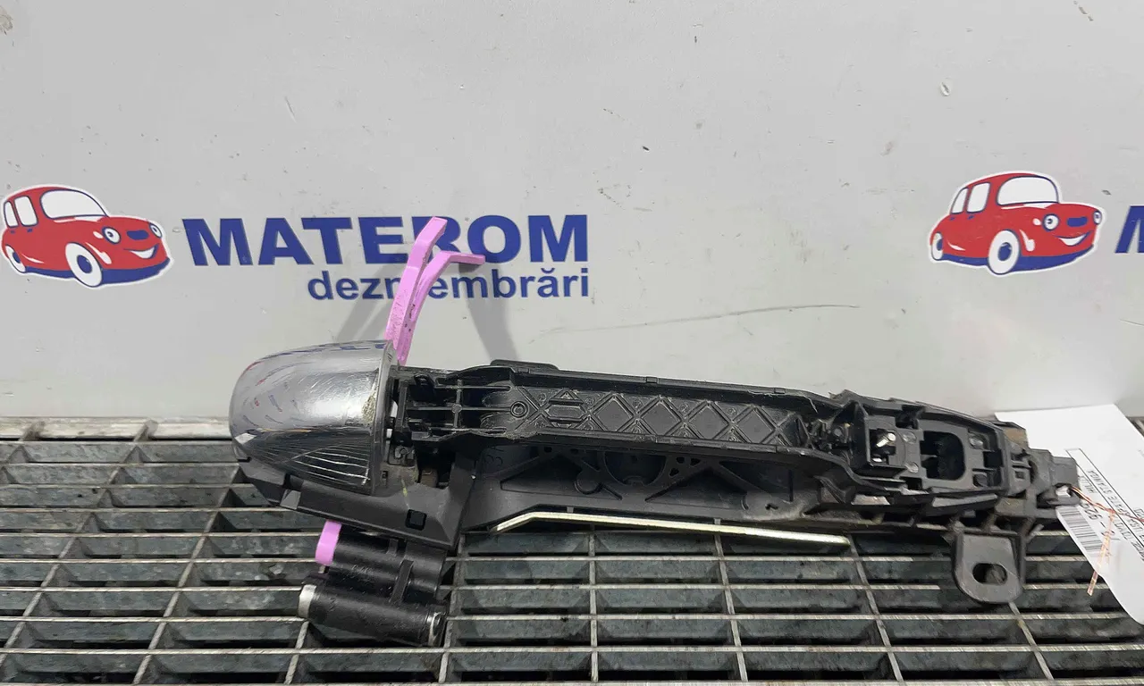 MANER USA SPATE STANGA TOYOTA HILUX VIII 2015-2020