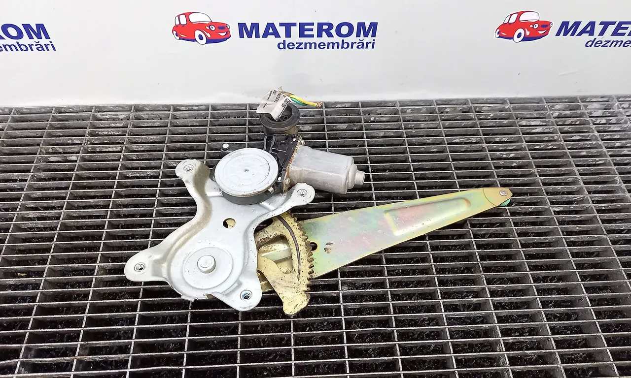 MACARA USA SPATE STANGA TOYOTA RAV 4 II 2000-2005