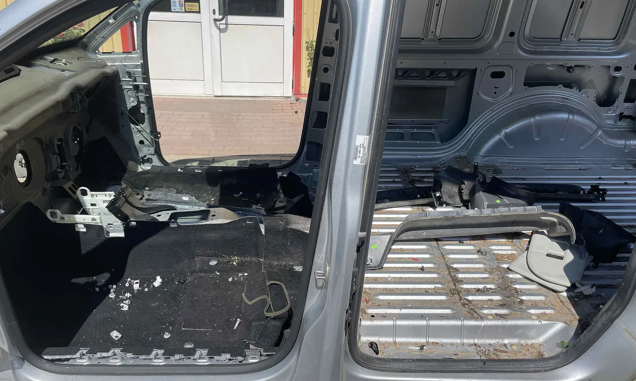 STALP MIJLOC STANGA VOLKSWAGEN CADDY III 2004-2016