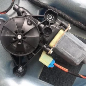 Motoras macara usa dreapta fata