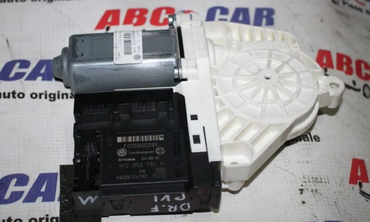 Motoras geam dreapta fata VOLKSWAGEN GOLF PLUS V 2004-2013