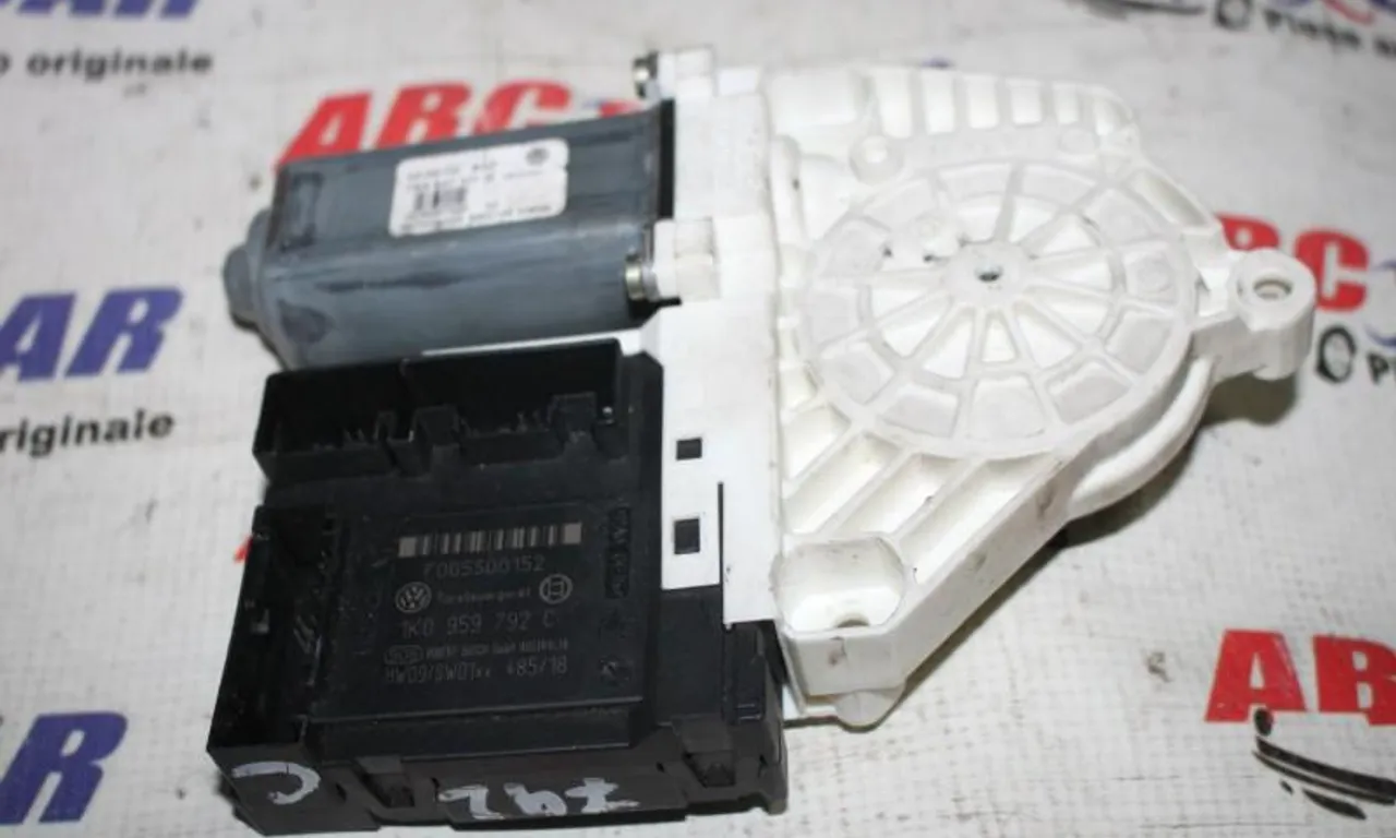 Motoras geam dreapta fata VOLKSWAGEN GOLF PLUS V 2004-2013