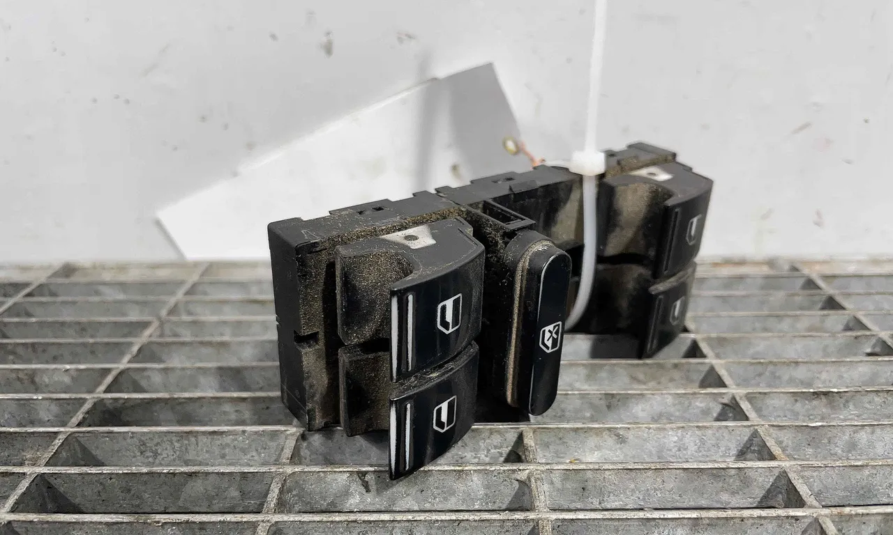INTRERUPATOR GEAMURI VOLKSWAGEN GOLF V 2003-2010