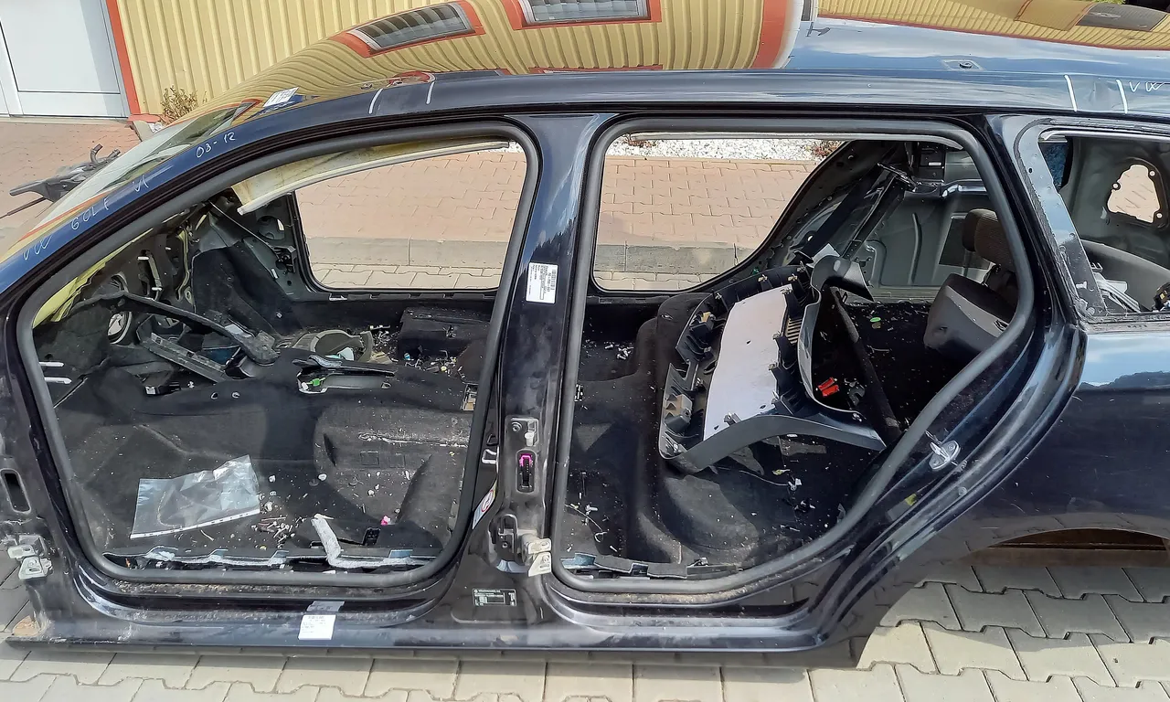 STALP MIJLOC STANGA VOLKSWAGEN GOLF VI 2008-2014