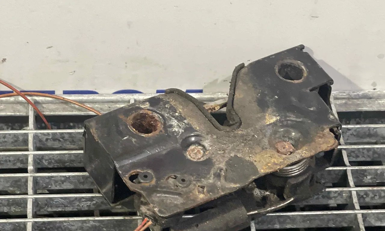 INCUIETOARE CAPOTA FATA VOLKSWAGEN GOLF VII 2012-2021