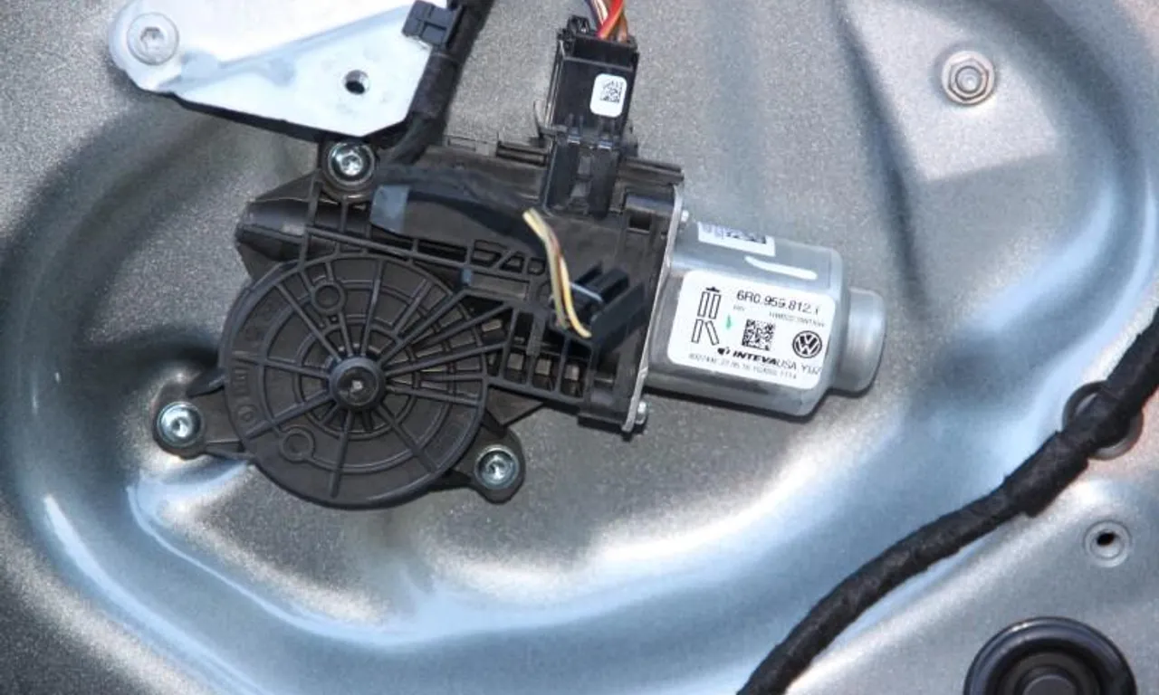 Motoras macara usa dreapta spate VOLKSWAGEN JETTA VI 2008-2019