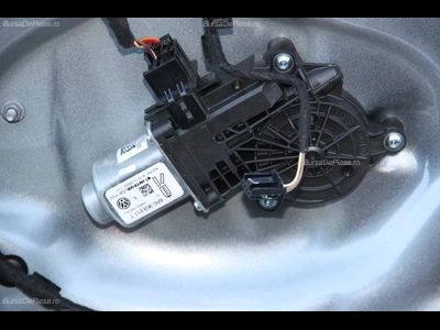 Motoras macara usa stanga spate
