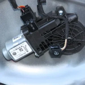 Motoras macara usa stanga spate