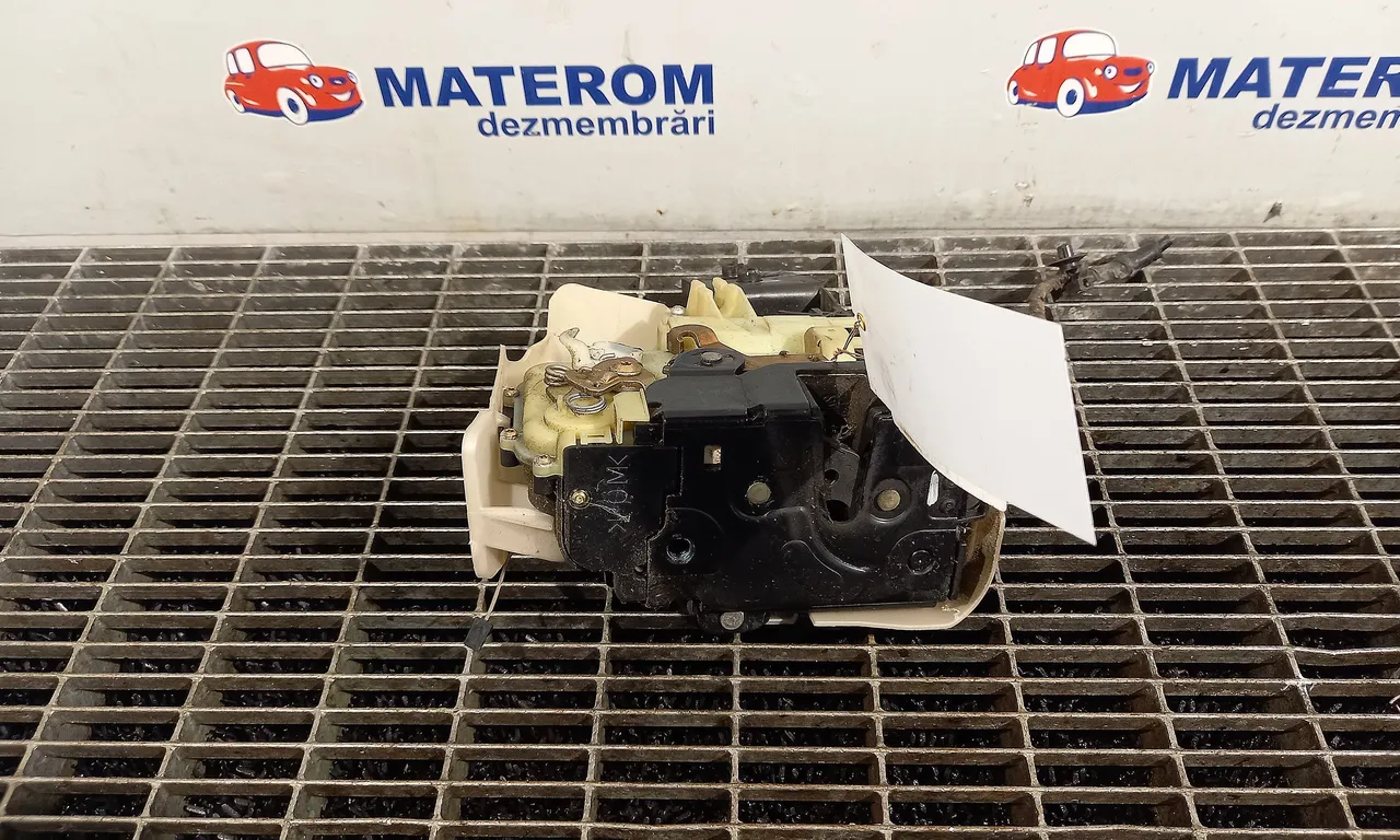 INCUIETOARE USA FATA STANGA VOLKSWAGEN PASSAT B5.5 2000-2005