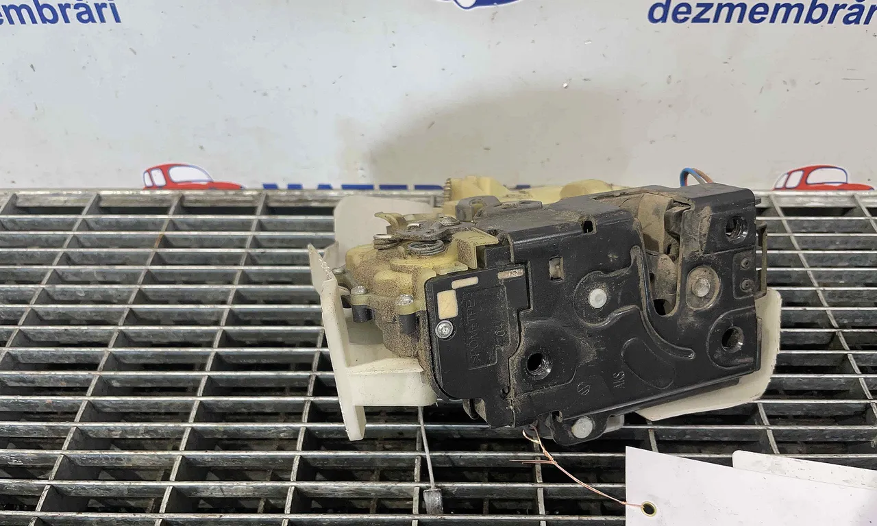 INCUIETOARE USA FATA STANGA VOLKSWAGEN PASSAT B5.5 2000-2005