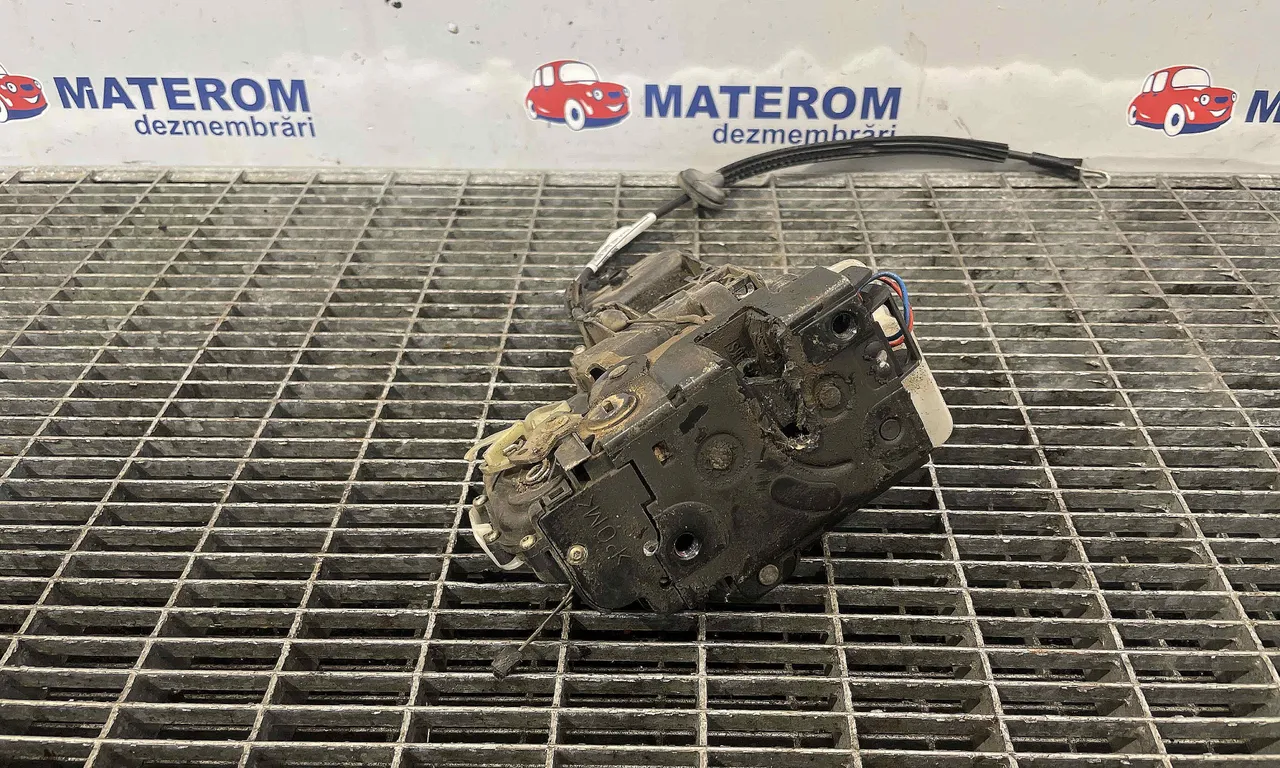 INCUIETOARE USA SPATE STANGA VOLKSWAGEN PASSAT B5.5 2000-2005
