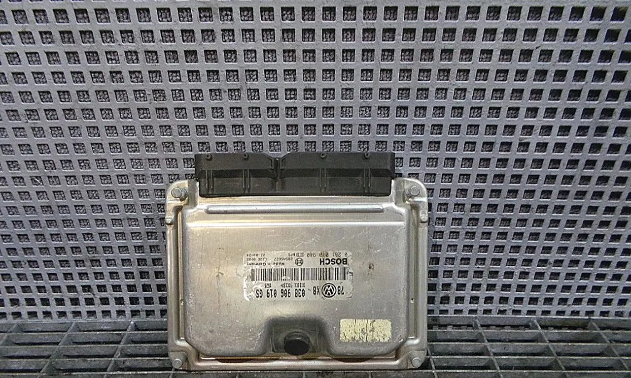 CALCULATOR MOTOR VOLKSWAGEN PASSAT B5.5 Variant 2000-2005